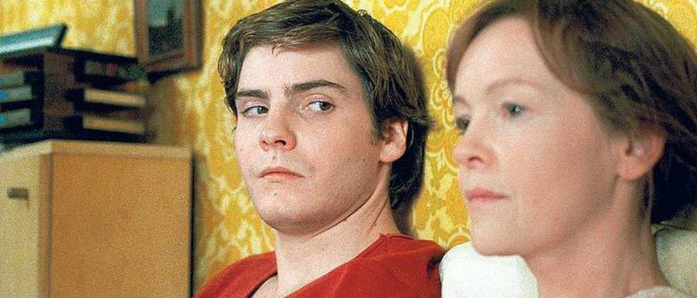Das Ende der DDR scheint der Mutter (Katrin Sass) nicht zumutbar, also spielt Alexander Kerner (Daniel Brühl) den Fortbestand vor. 