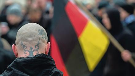  Ein Teilnehmer einer Demonstration gegen angeblichen Asylmissbrauch und neue Flüchtlingsheime in Frankfurt (Oder) im Jahre 2015.