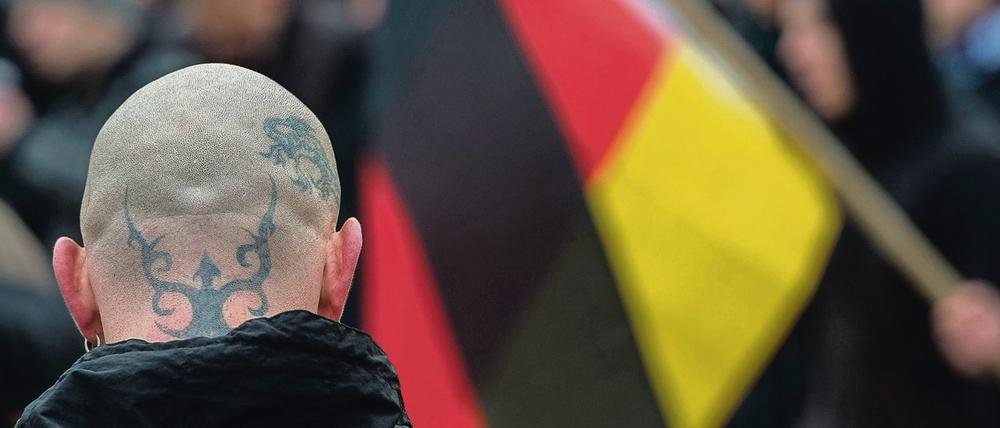 Ein Teilnehmer einer Demonstration gegen angeblichen Asylmissbrauch und neue Flüchtlingsheime in Frankfurt (Oder) im Jahre 2015.