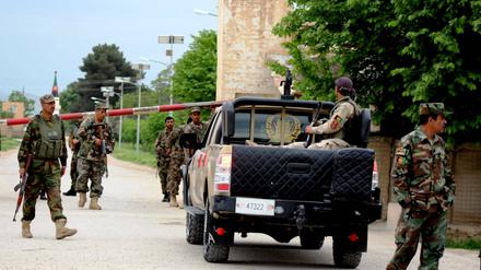 Soldaten der afghanischen Armee sichern einen Stützpunkt. 