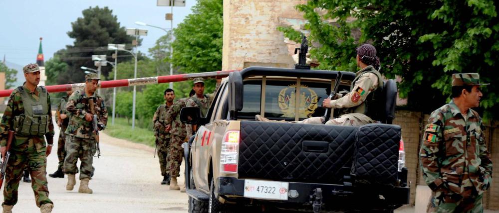 Soldaten der afghanischen Armee sichern einen Stützpunkt. 