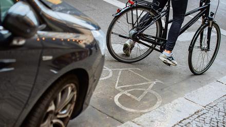 Radwege sind oft zugeparkt. In Kreuzberg schleppt die Polizei Autos jetzt konsequent ab - aber nur vorübergehend. 