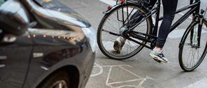 Radwege sind oft zugeparkt. In Kreuzberg schleppt die Polizei Autos jetzt konsequent ab - aber nur vorübergehend. 