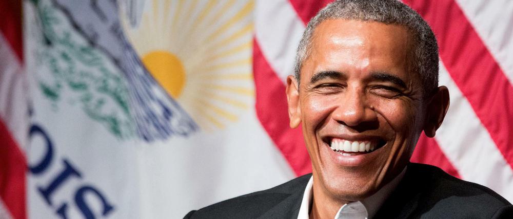 So kennt man den ehemaligen Präsidenten der USA: Barack Obama, breit grinsend.