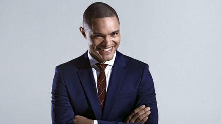 Stellt die Dinge gern auf den Kopf. Trevor Noah, 33, begeistert seit 2015 als Anchor der "Daily Show" mit seinen hintersinnigen Polit-Analysen.