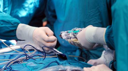 Berlins Krankenhäuser sind überlastet. Am Montag muss sich Gesundheitssenatorin Dilek Kolat (SPD) Fragen der Opposition stellen.  