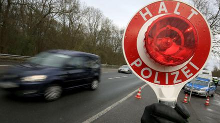 Einmal an die Seite, bitte. Manche Polizeikontrolle dient dazu, unauffällig-zufällig Straftäter festzusetzen.