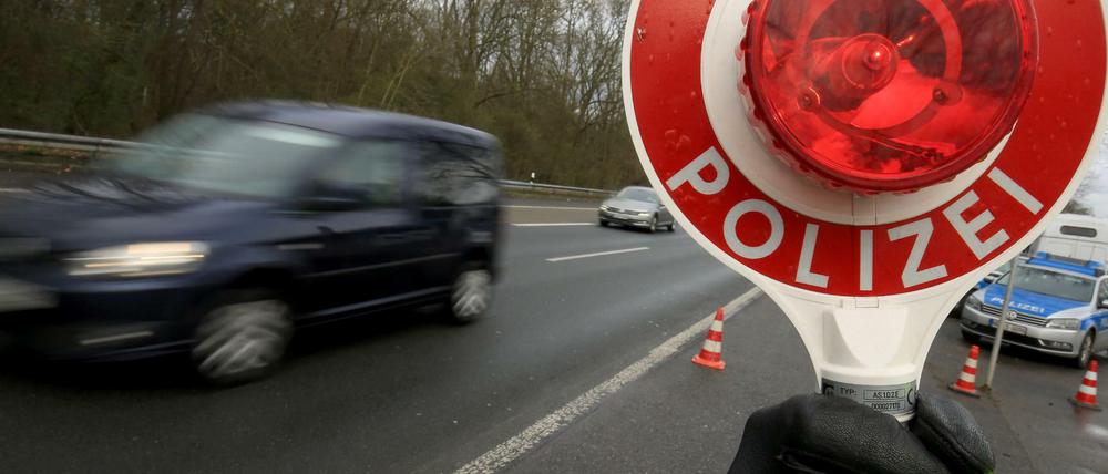 Einmal an die Seite, bitte. Manche Polizeikontrolle dient dazu, unauffällig-zufällig Straftäter festzusetzen.