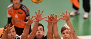 Die Berliner um Paul Carroll, Graham Vigrass und Robert Kromm (von links) kamen in den meisten Aktionen nicht zum Erfolg.