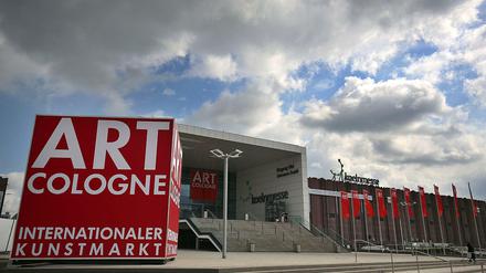 Ein Werbewürfel für die Kunstmesse Art Cologne steht in Köln vor dem Messegelände. Die Art Cologne ist die wichtigste deutsche Kunstmesse und findet vom 26. bis 29. April 2017 statt. 