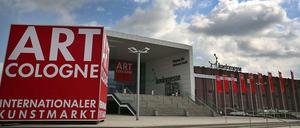 Ein Werbewürfel für die Kunstmesse Art Cologne steht in Köln vor dem Messegelände. Die Art Cologne ist die wichtigste deutsche Kunstmesse und findet vom 26. bis 29. April 2017 statt. 