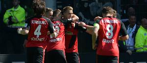Nils Petersen (M) von Freiburg bejubelt sein 1:0 mit seinen Teamkameraden.
