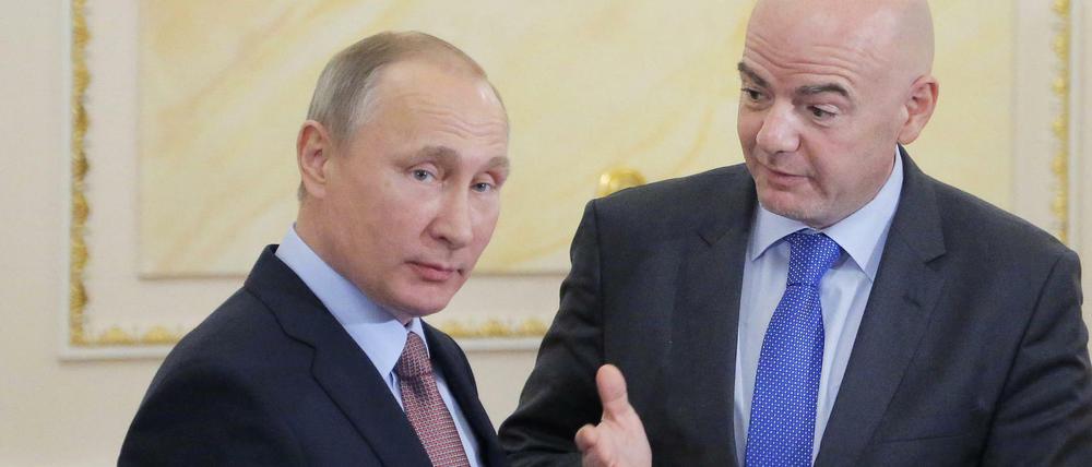 Russlands Präsident Wladimir Putin (l) und FIFA Präsident Gianni Infantino.