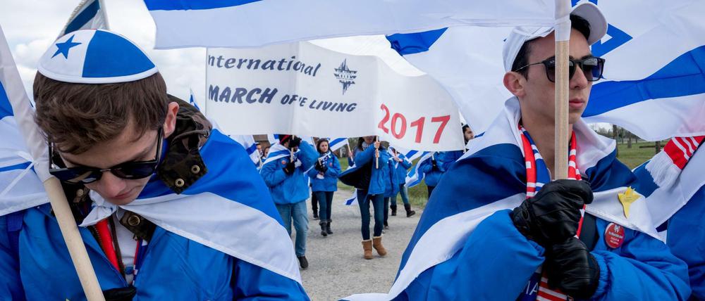 Mit dem traditionellen "Marsch der Lebenden" gedachten junge Juden am Montag im ehemaligen KZ Auschwitz der Judenvernichtung.