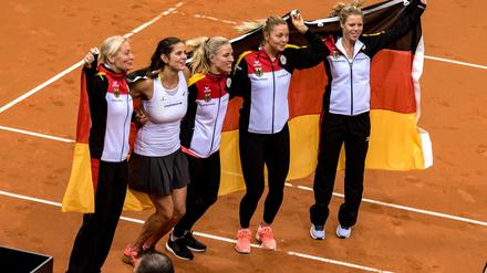 Deutschland feiert gemeinsam den Verbleib in der FedCup Weltgruppe.