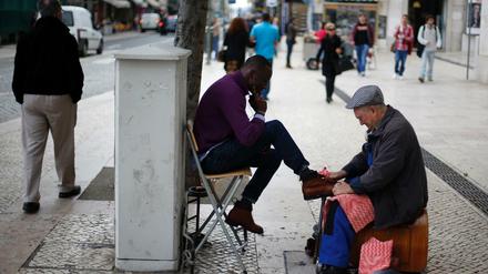 Schuhputzer in Lissabon. Die EU-Kommission will Europas Bürger besser vor prekärer Beschäftigung schützen.