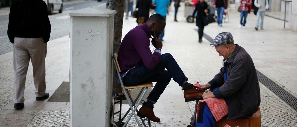 Schuhputzer in Lissabon. Die EU-Kommission will Europas Bürger besser vor prekärer Beschäftigung schützen.