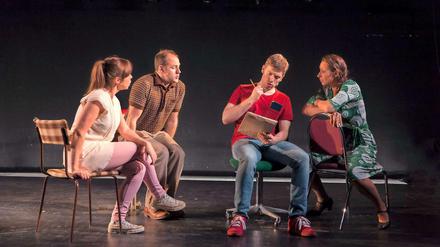 Bewerbung schreiben. Heidi, Jeff, Hunter und Susan wollen mit ihrem Stück zum New York Theatre Festival. 