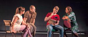 Bewerbung schreiben. Heidi, Jeff, Hunter und Susan wollen mit ihrem Stück zum New York Theatre Festival. 