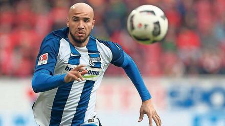 Raus bist du! Der Berliner John Anthony Brooks muss in der näheren Zukunft ohne Ball auskommen. 