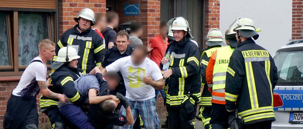 Drei Männer behindern am 05.07.2015 in Bremervörde (Niedersachsen) nach einem tödlichen Unfall die Arbeit der Rettungskräfte.