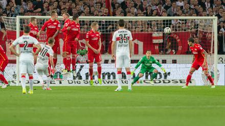 Der sitzt. Stuttgarts Alexandru Maxim (l.) erzielt das Tor zum 1:0 gegen Berlins Torhüter Daniel Mesenhoeler.