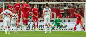 Der sitzt. Stuttgarts Alexandru Maxim (l.) erzielt das Tor zum 1:0 gegen Berlins Torhüter Daniel Mesenhoeler.