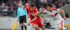Berliner Christopher Trimmel gegen seinen Stuttgarter Konkurrenten Takuma Asano. 
