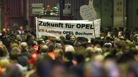 Opel-Mitarbeiter demonstrieren 2009 im Bochumer Opel-Werk.