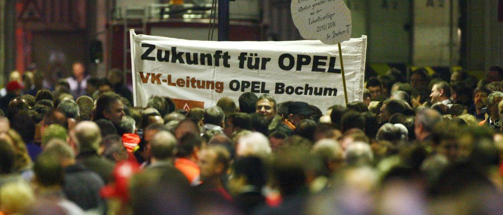 Opel-Mitarbeiter demonstrieren 2009 im Bochumer Opel-Werk.