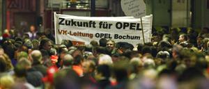 Opel-Mitarbeiter demonstrieren 2009 im Bochumer Opel-Werk.