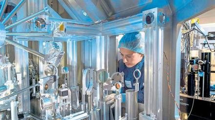 Mit der Kraft des Lichts. Ultrastarke Laserblitze des Hochleistungslasers „Draco“ am Helmholtz-Zentrum Dresden-Rossendorf gelangen in diese Vakuumkammer und feuern auf ein Material. Auf einer Strecke von wenigen Millimetern entsteht ein Plasma.
