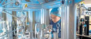 Mit der Kraft des Lichts. Ultrastarke Laserblitze des Hochleistungslasers „Draco“ am Helmholtz-Zentrum Dresden-Rossendorf gelangen in diese Vakuumkammer und feuern auf ein Material. Auf einer Strecke von wenigen Millimetern entsteht ein Plasma.