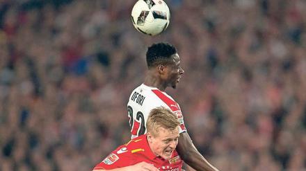 Berliner Tiefflug. Unions Kapitän Felix Kroos war so wie in dieser Szene gegen Stuttgarts Ebenezer Ofori in den vergangegen Wochen oft nur zweiter Sieger. 