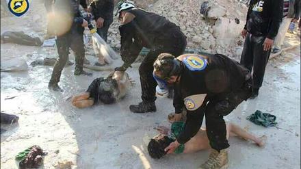 Freiwillige Helfer, die Opfer eines mutmaßlichen Giftgasangriffs in Chan Scheichun, Syrien, versorgen.