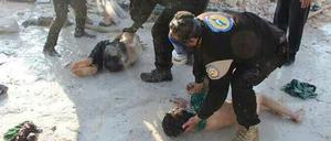 Freiwillige Helfer, die Opfer eines mutmaßlichen Giftgasangriffs in Chan Scheichun, Syrien, versorgen.