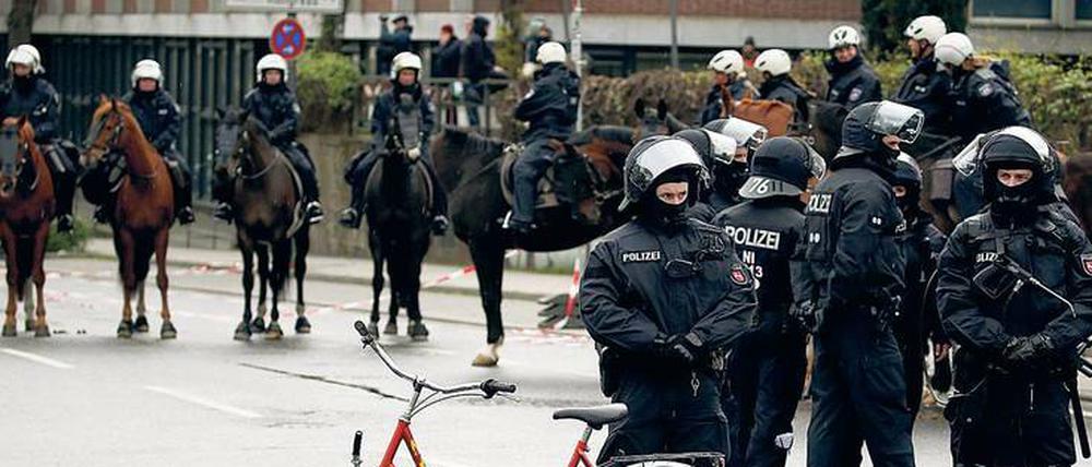 Großeinsatz gegen Gewalt. Der Kölner AfD-Parteitag wurde von einem massiven Polizeiaufgebot begleitet.
