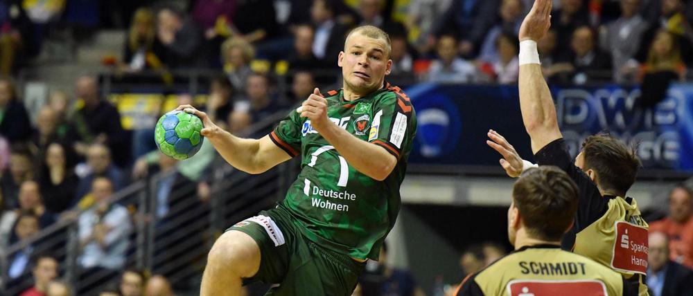 Berlins Paul Drux setzt sich gegen die Abwehr der Niedersachsen durch.