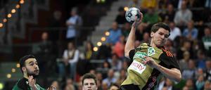 Hannovers Kreisläufer Erik Schmidt (rechts) stellt sich in Berlin schon mal seinem zukünftigen Publikum vor. 