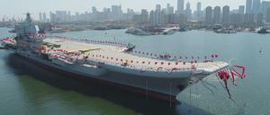Chinas erster selbst entwickelter Flugzeugträger «Typ 001A», feierlich geschmückt mit roten Fahnen.