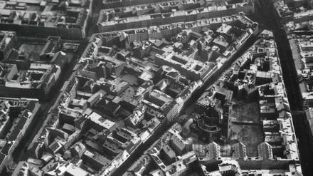 Die Gegend zwischen Mitte und Friedrichshain im Winter 1933. Mittendrin ist der achteckige Backsteinbau der St. Markus-Kirche zu erkennen. 