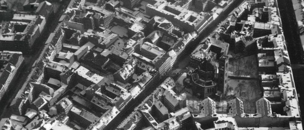 Die Gegend zwischen Mitte und Friedrichshain im Winter 1933. Mittendrin ist der achteckige Backsteinbau der St. Markus-Kirche zu erkennen. 