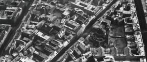 Die Gegend zwischen Mitte und Friedrichshain im Winter 1933. Mittendrin ist der achteckige Backsteinbau der St. Markus-Kirche zu erkennen. 