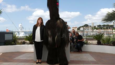 Maren Ade 2016 in Cannes, mit dem Kukeri-Kostüm, das Peter Simonischek als "Toni Erdmann" trägt. 