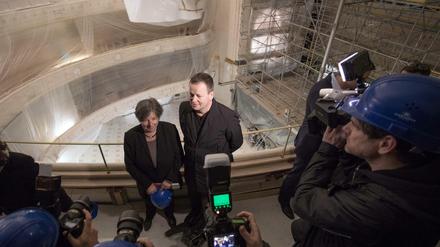 Stadtentwicklungssenatorin Katrin Lompscher (l) und Kultursenator Klaus Lederer am Montag in der Baustelle der Staatsoper Unter den Linden.