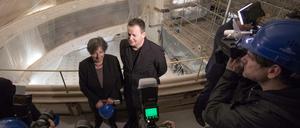 Stadtentwicklungssenatorin Katrin Lompscher (l) und Kultursenator Klaus Lederer am Montag in der Baustelle der Staatsoper Unter den Linden.