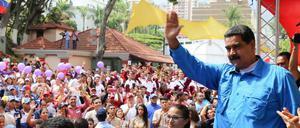 Venezuelas Präsident Maduro mit Anhängern