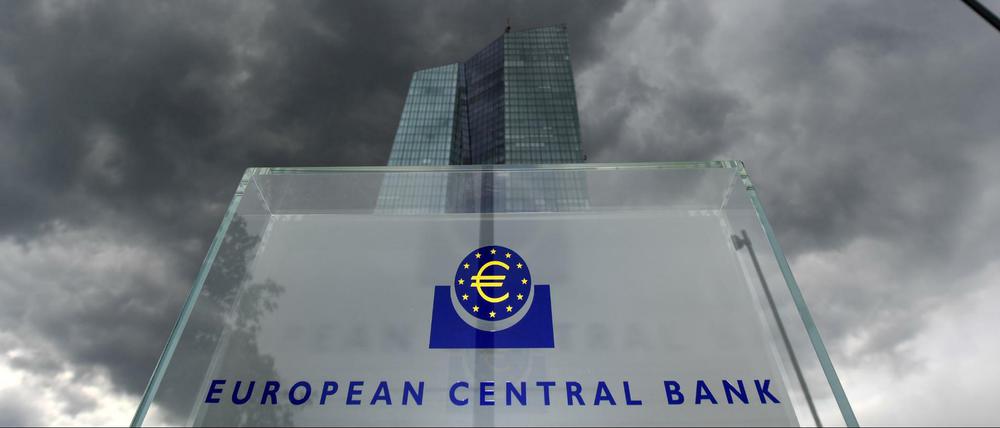 Wolken über der Europäischen Zentralbank (EZB) in Frankfurt am Main (Hessen).