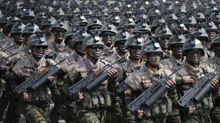 Nordkoreanische Soldaten marschieren bei einer Militärparade.