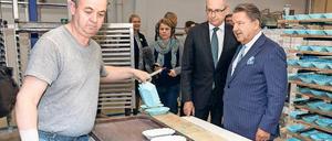 Echte Berliner essen Currywurst. Für das Traditionsgericht fertigt KPM stilechte Schalen. KPM-Gesellschafter Woltmann und Vattenfall-Berlin-Chef Müller (v.l.n.r.)